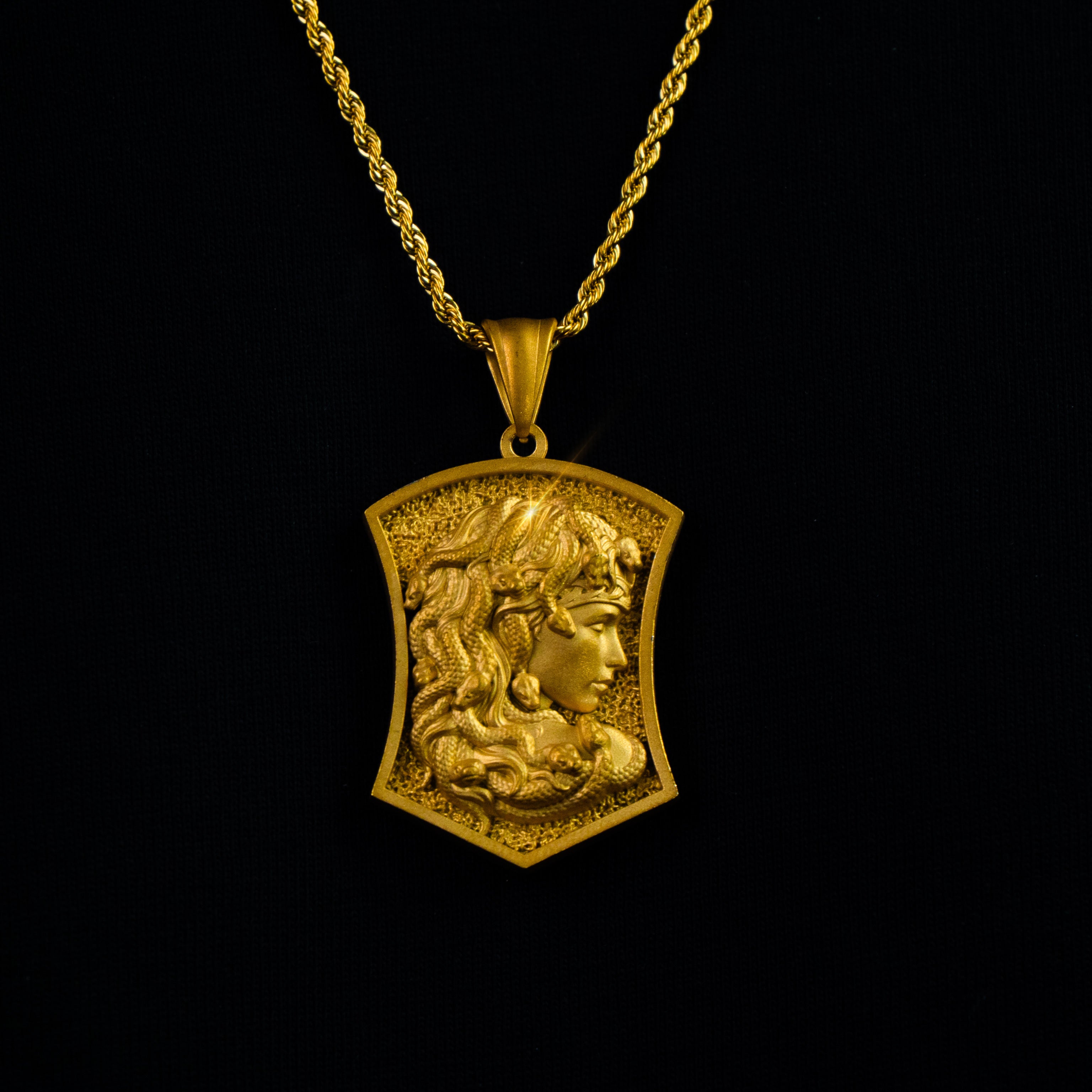 Colgante Escudo Medusa Oro 18K