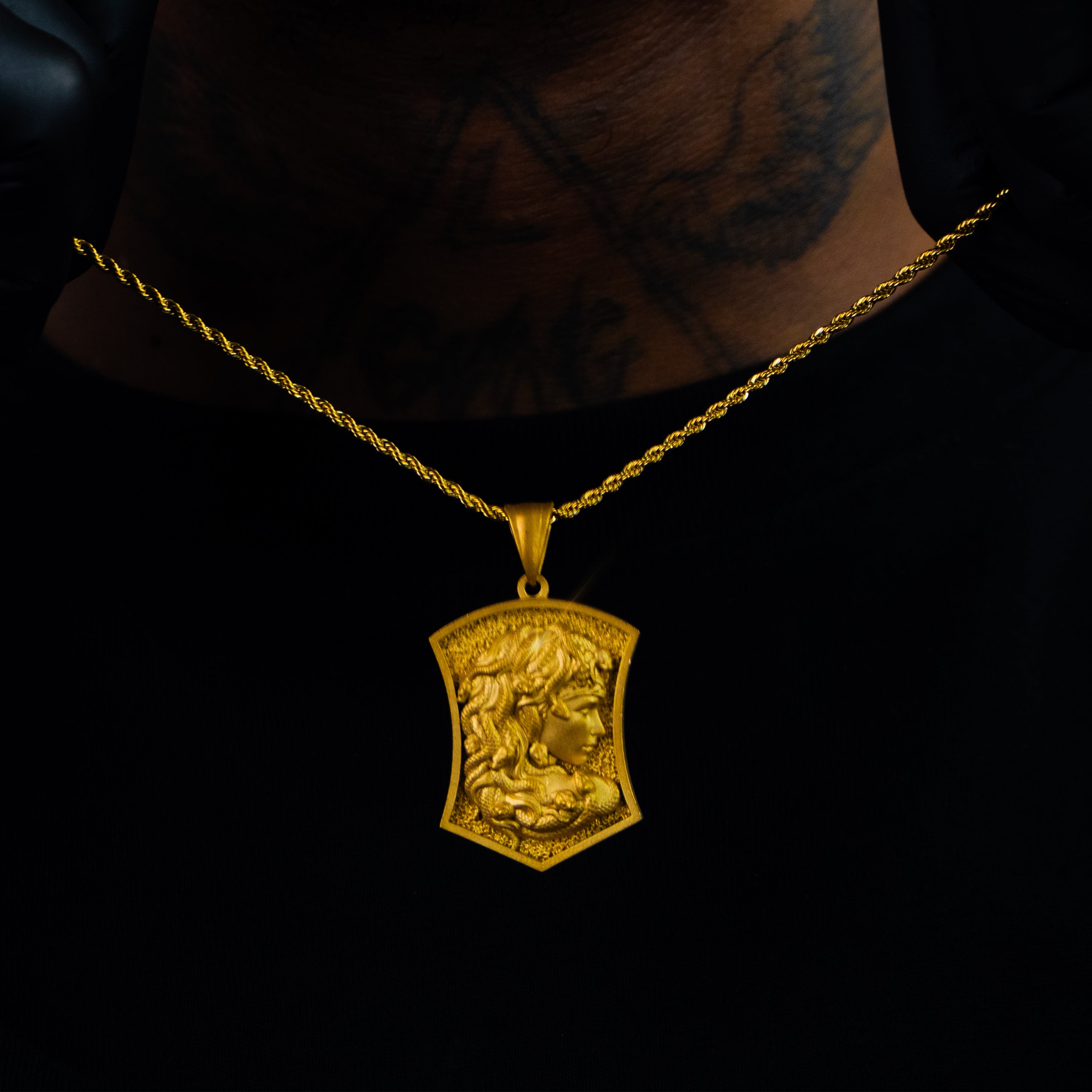 Colgante Escudo Medusa Oro 18K