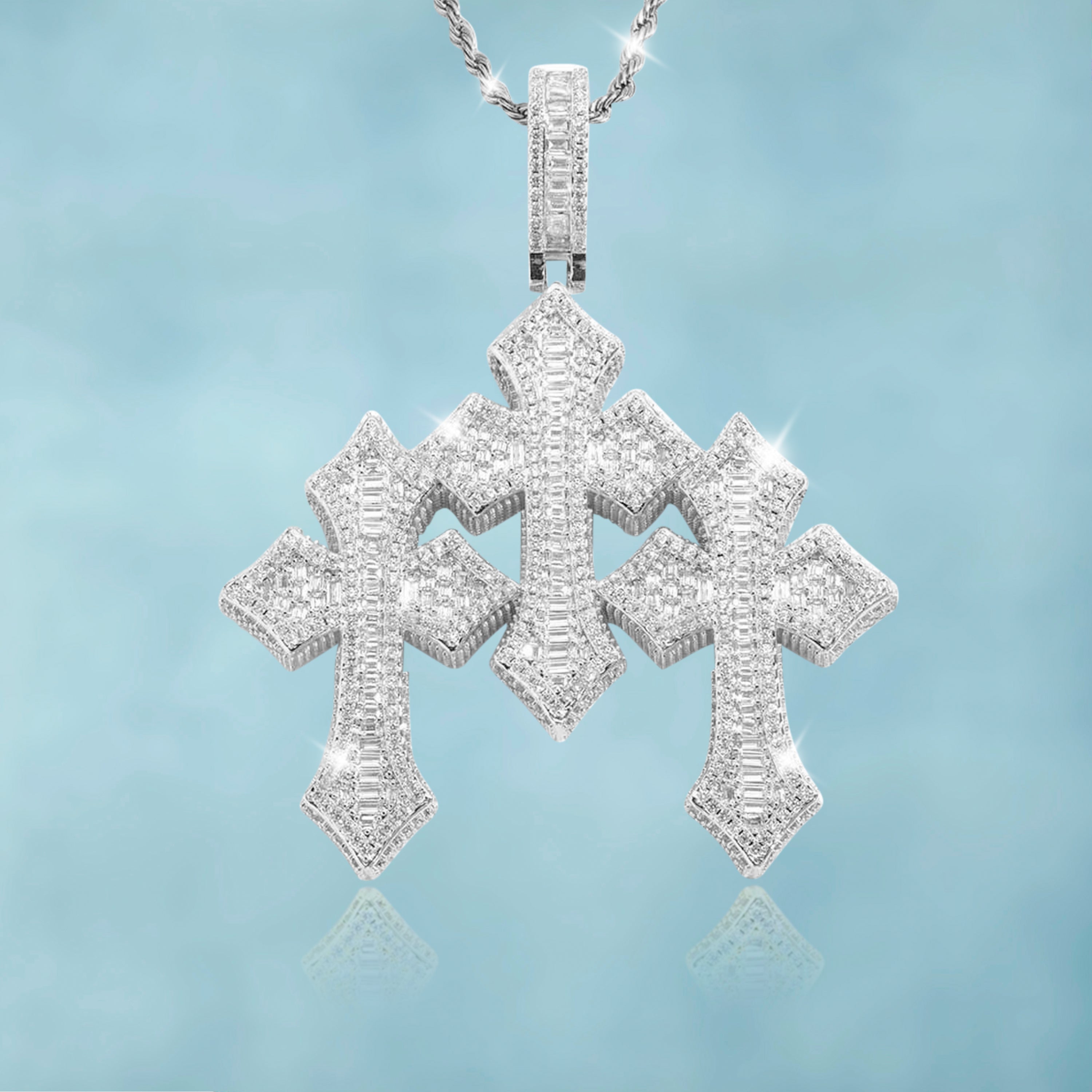 Colgante Cruz Triple Baguettes Oro Blanco