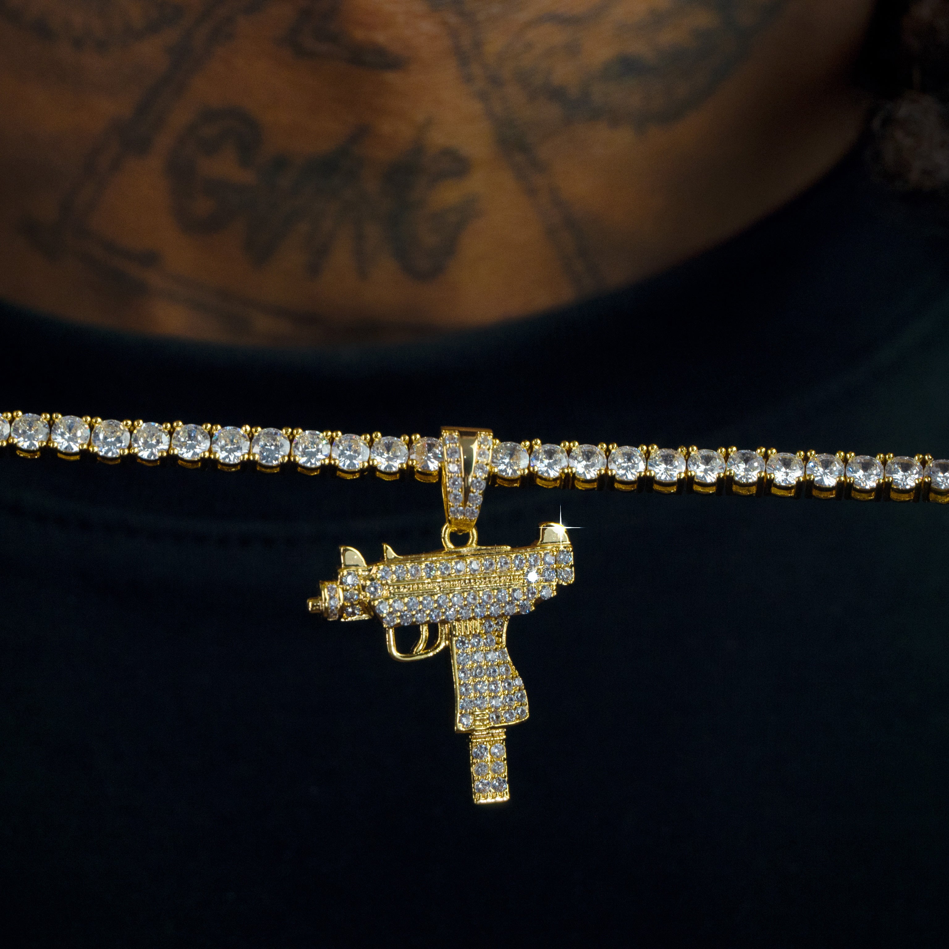 Colgante Uzi Oro 18K