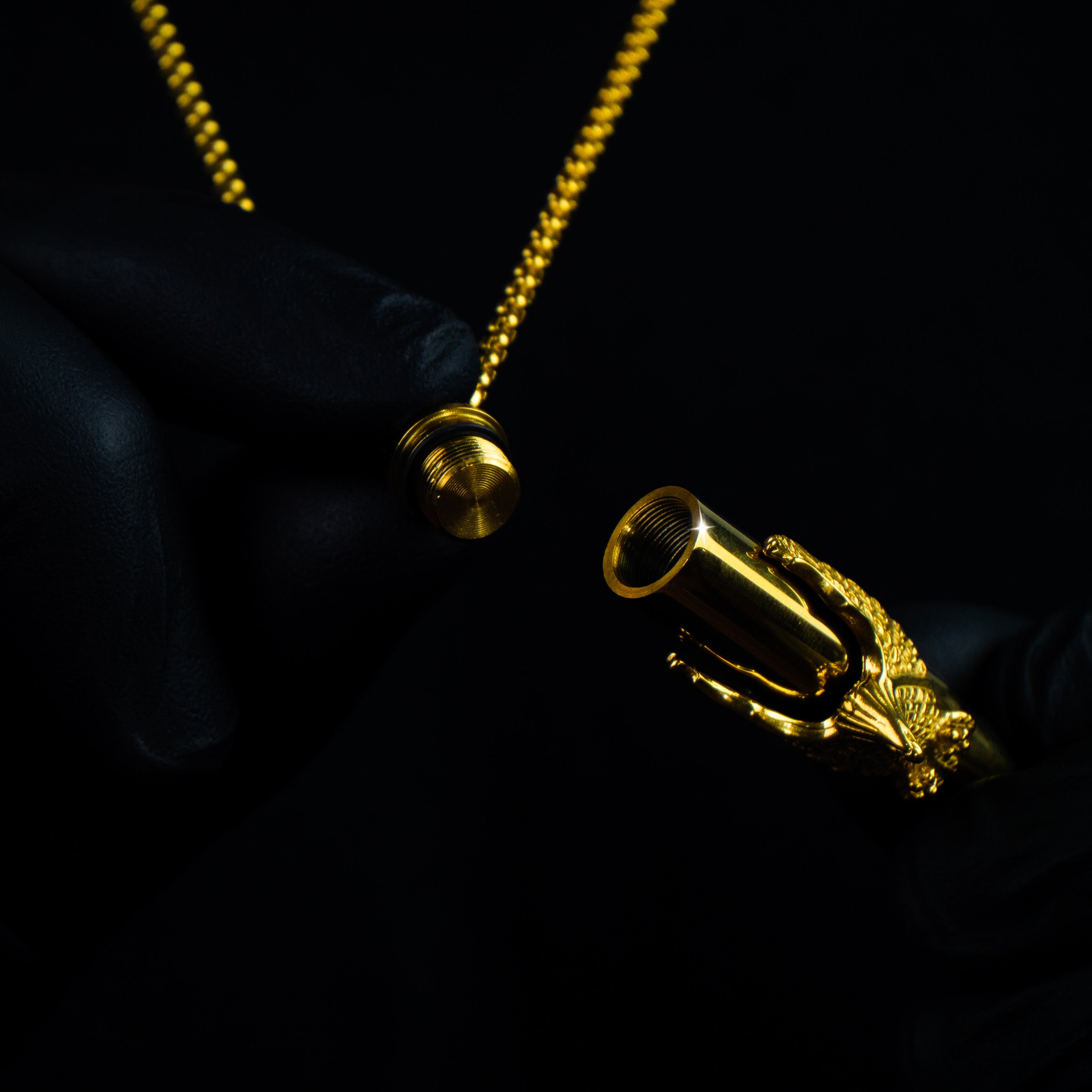 Colgante Bala con Águila Oro 18K