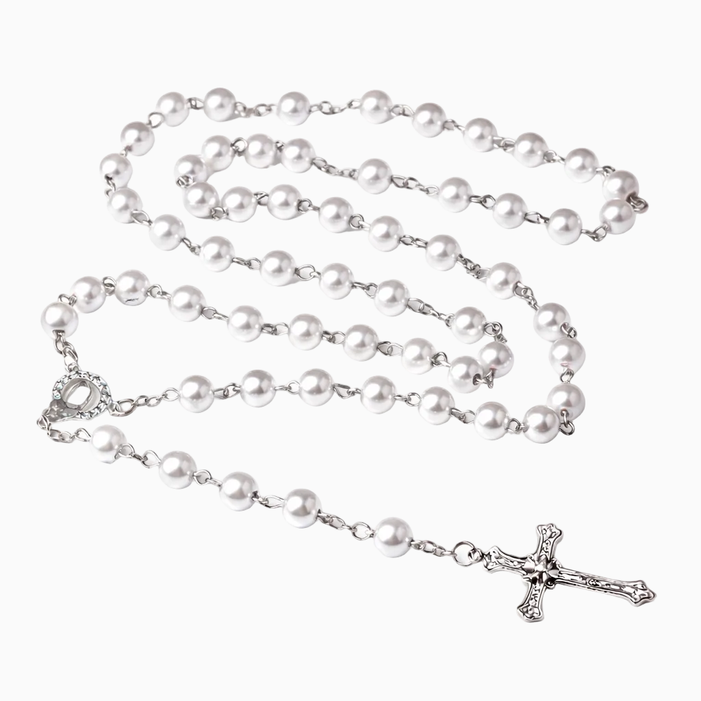Rosario de Perlas Blancas con Crucifijo Plateado