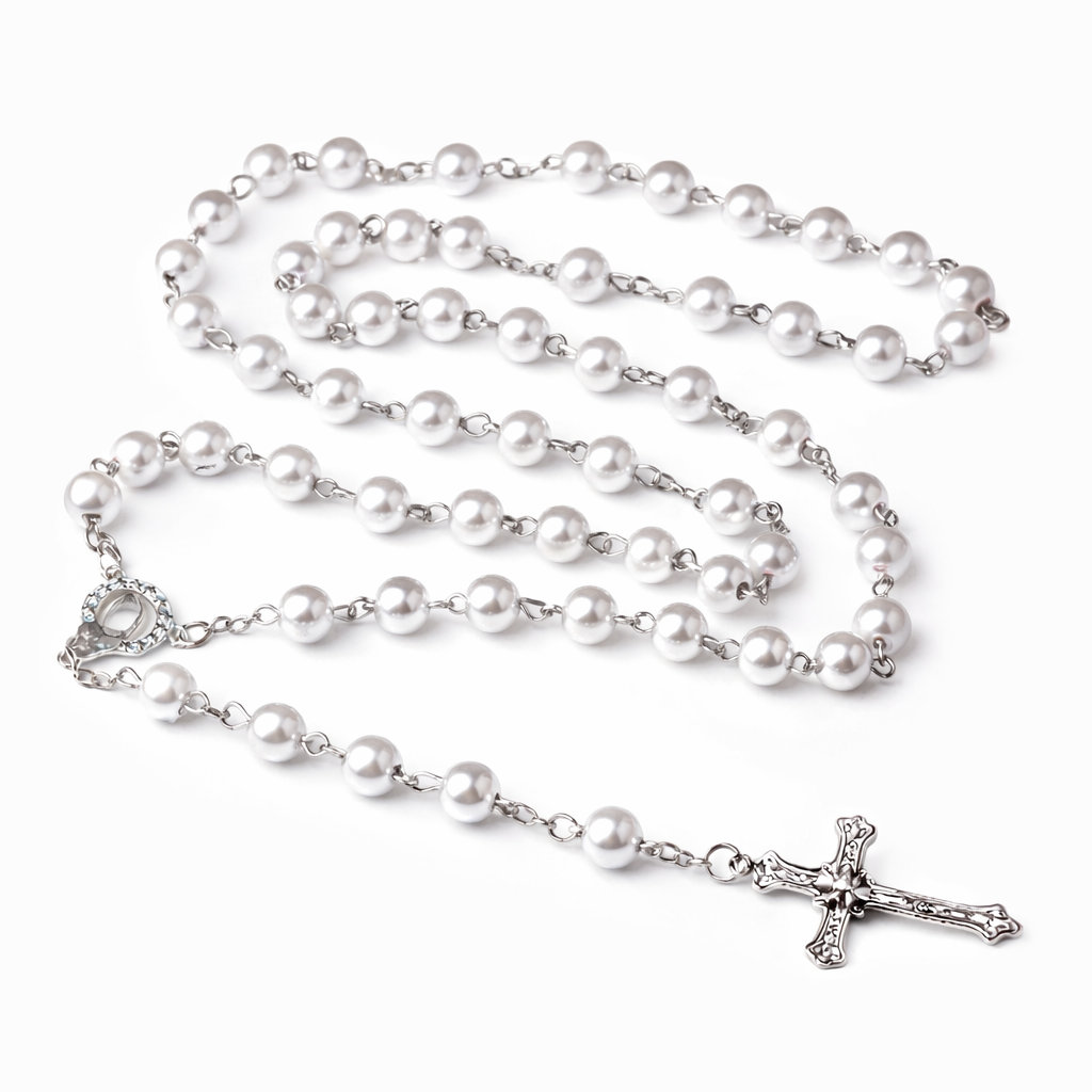 Rosario de Perlas Blancas con Crucifijo Plateado