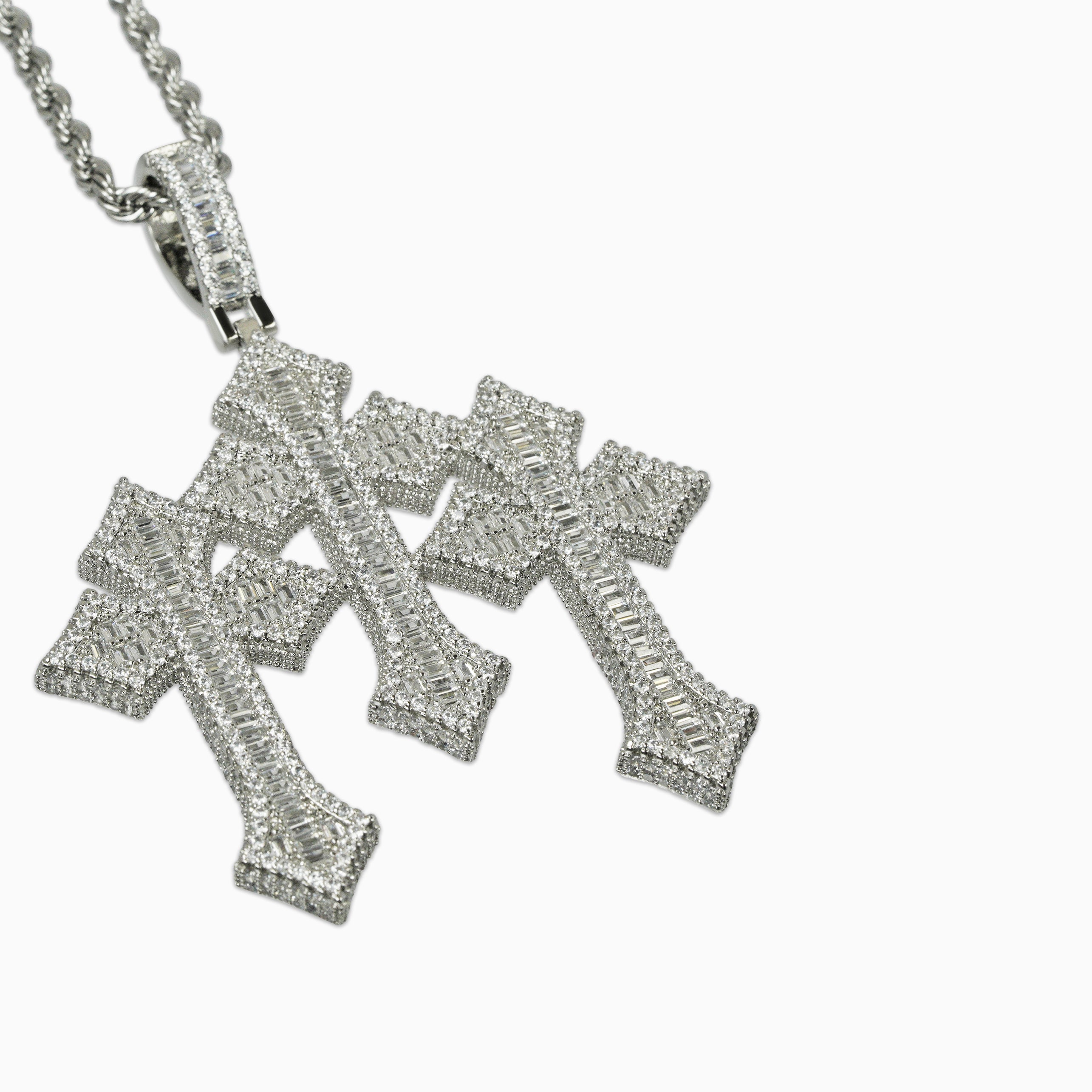 Colgante Cruz Triple Baguettes Oro Blanco