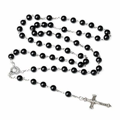 Rosario de Perlas Negras con Crucifijo Plateado
