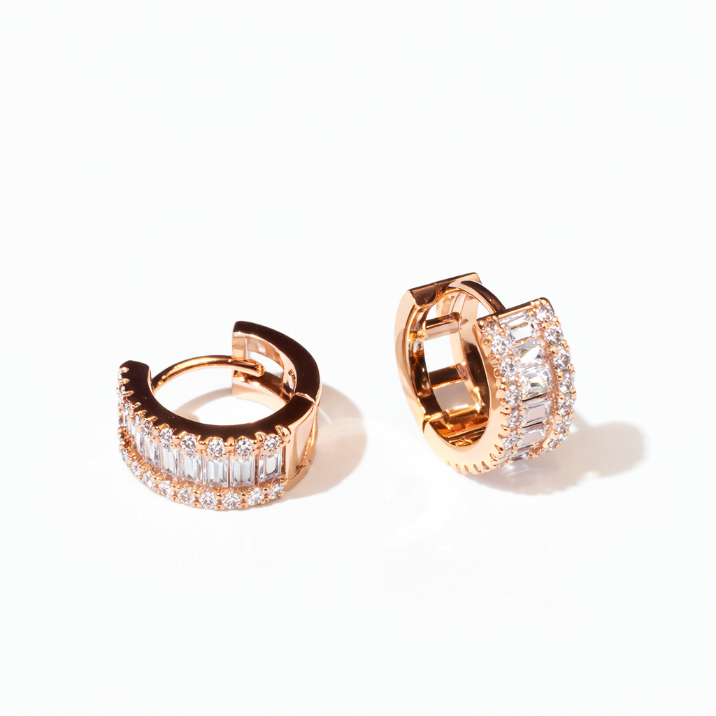 Pendientes Huggie en Oro Rosa con Diamantes Baguette y Brillantes